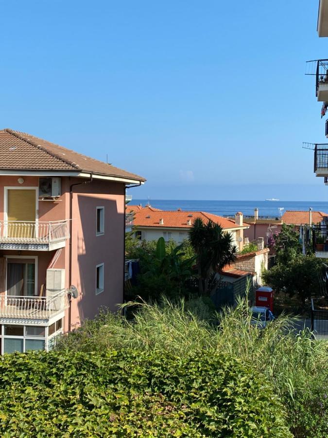 Appartamento Vicino Al Mare Con Parcheggio Riva Ligure Exterior foto