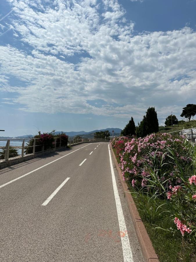 Appartamento Vicino Al Mare Con Parcheggio Riva Ligure Exterior foto